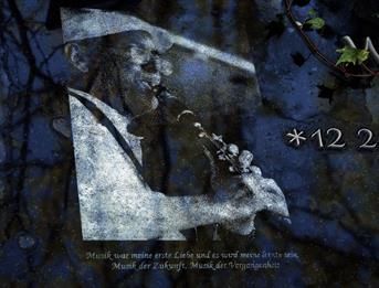 Ein Mann spielt in einem dunklen Raum Saxophon.