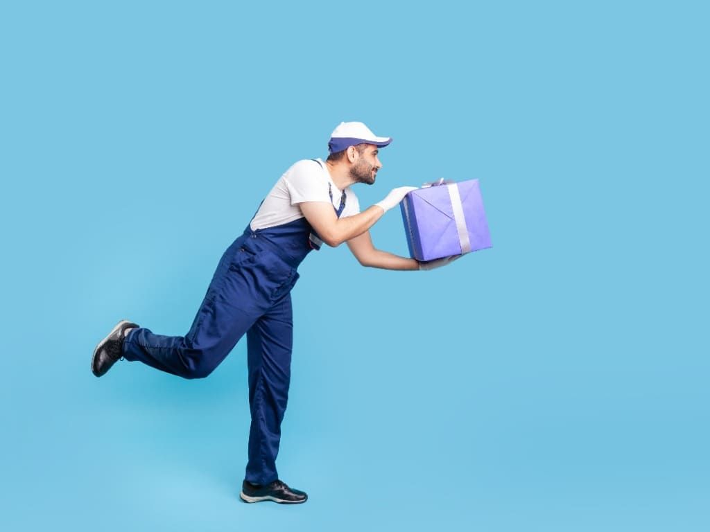 Un repartidor corre con una caja en la mano sobre un fondo azul.