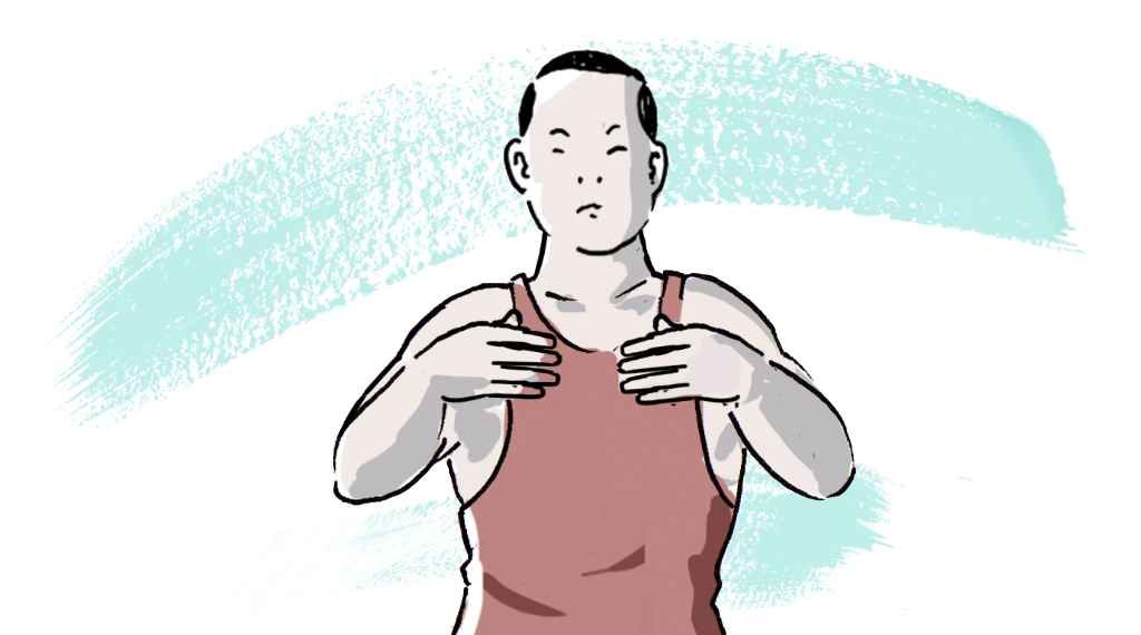 Un hombre con una camiseta sin mangas se sostiene el pecho con las manos.