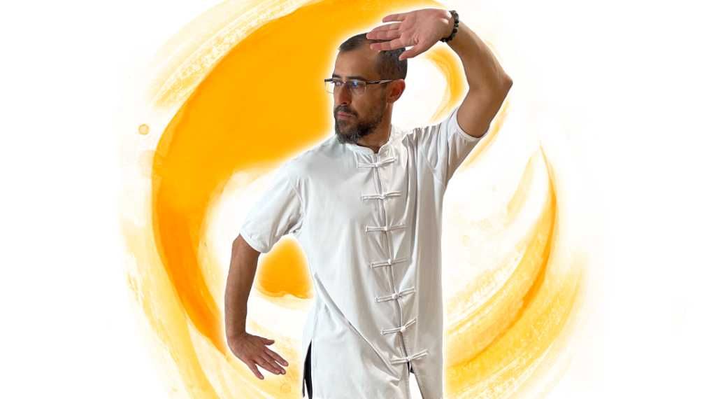 Un hombre con una camisa blanca está parado frente a un círculo amarillo.