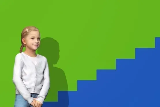 Junges Mädchen steht neben einer blauen Treppe vor grünem Hintergrund und blickt mit einem leichten Lächeln nach links.