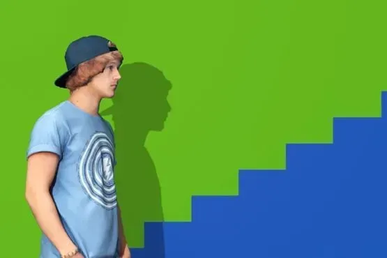 Person in blauem Hemd und Kappe neben einer blauen Treppe vor einer hellgrünen Wand.