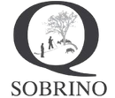 Un logotipo en blanco y negro que muestra la silueta de figuras y un &aacute;rbol dentro de la letra Q, encima del texto "SOBRINO".