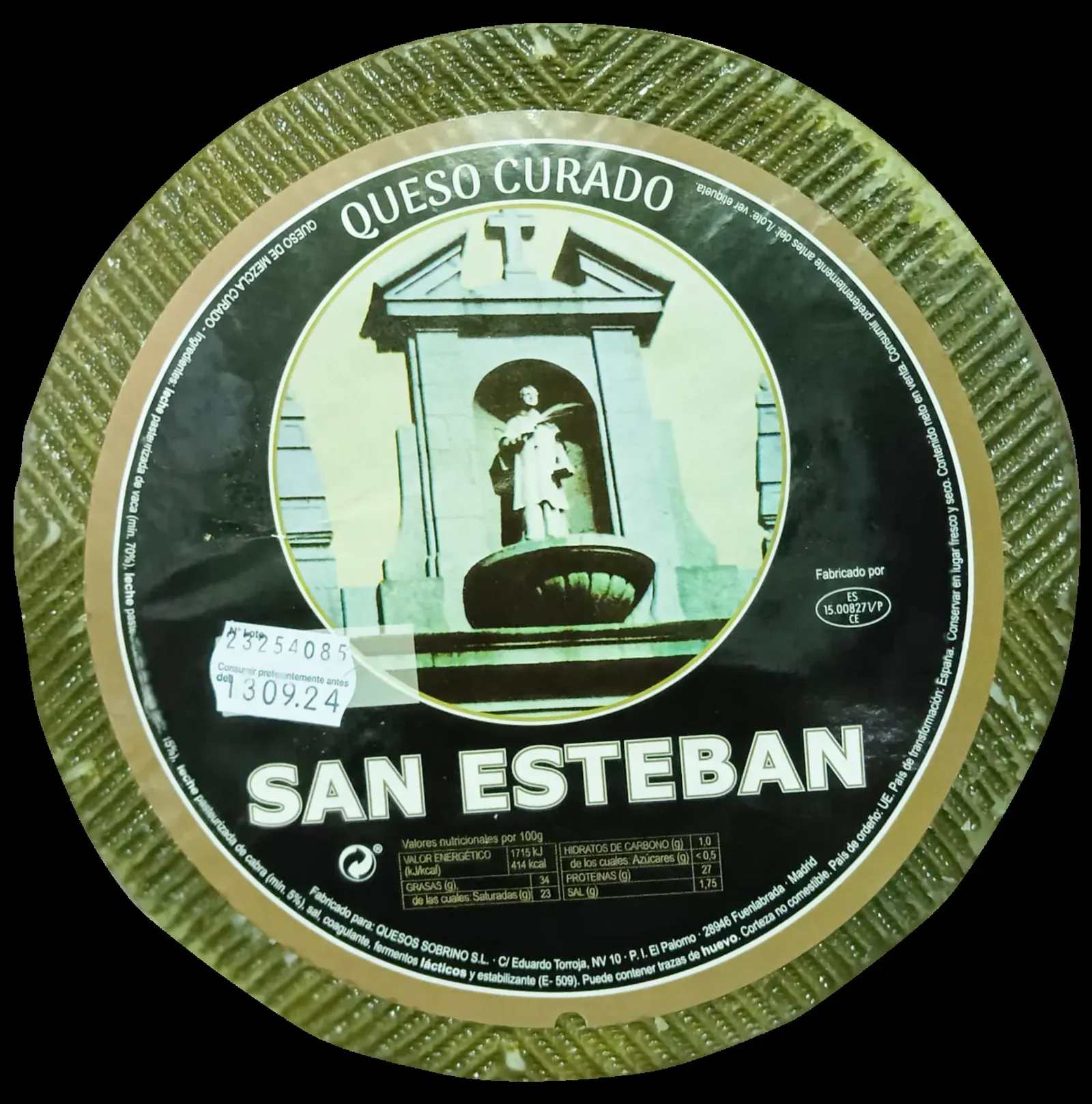 Etiqueta redonda para el queso San Esteban Queso Curado con una estatua 