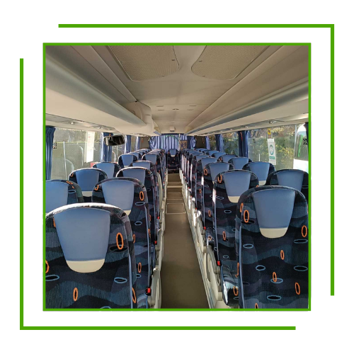 Una imagen del interior de un autobús con asientos azules.