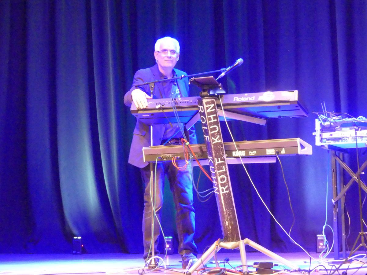 Ein Mann spielt auf einer Tastatur, auf der Rolf Kuhn steht