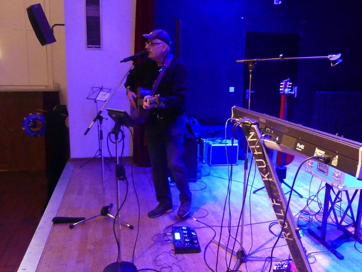 Ein Mann, der auf einer Tastatur spielt, auf der Rolf Kuhn steht