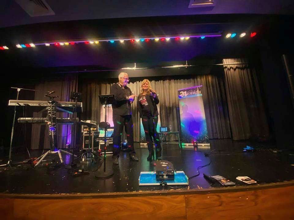 Alleinunterhalter Rolf Kuhn und Anja auf der Bühne