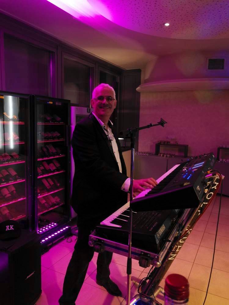 Alleinunterhalter Rolf Kuhn am Keyboard