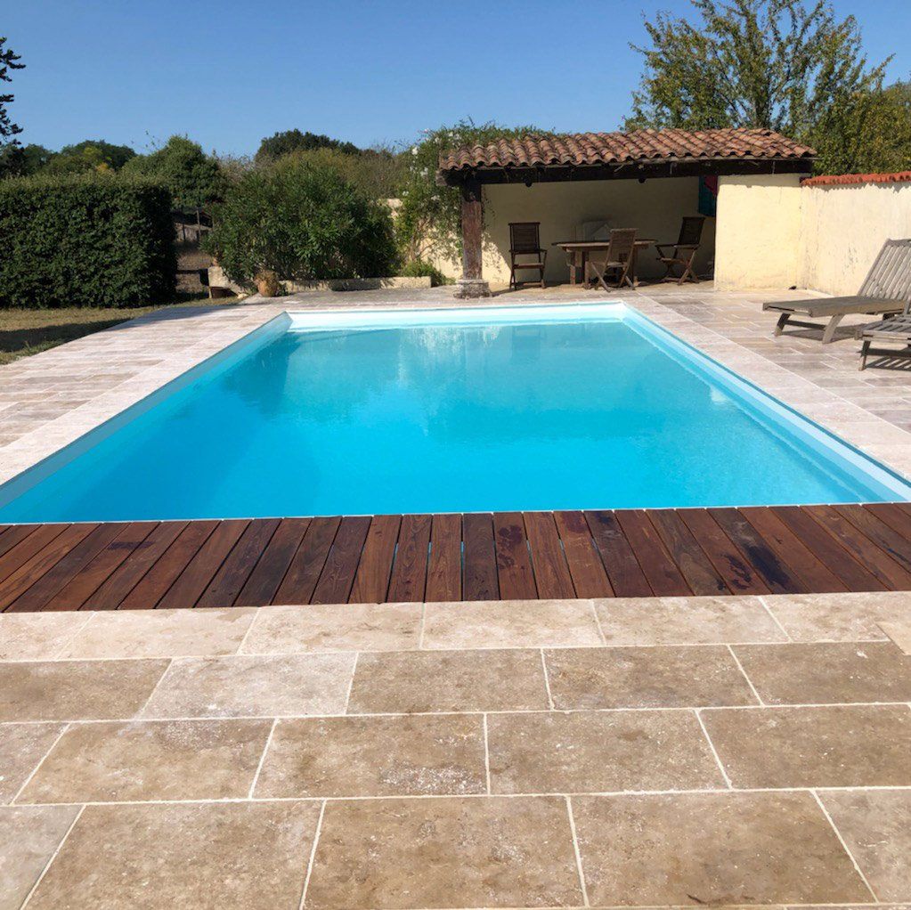 Piscine avec bord en bois