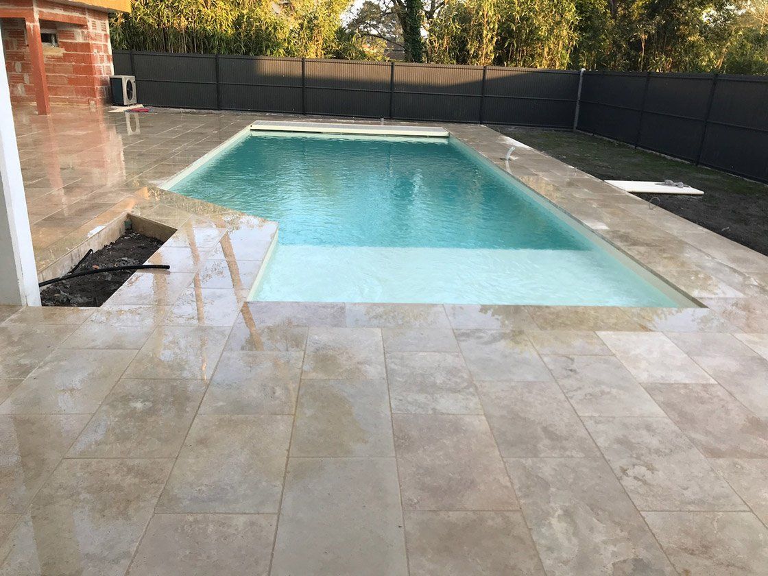 Piscine avec terrasse en cours de construction