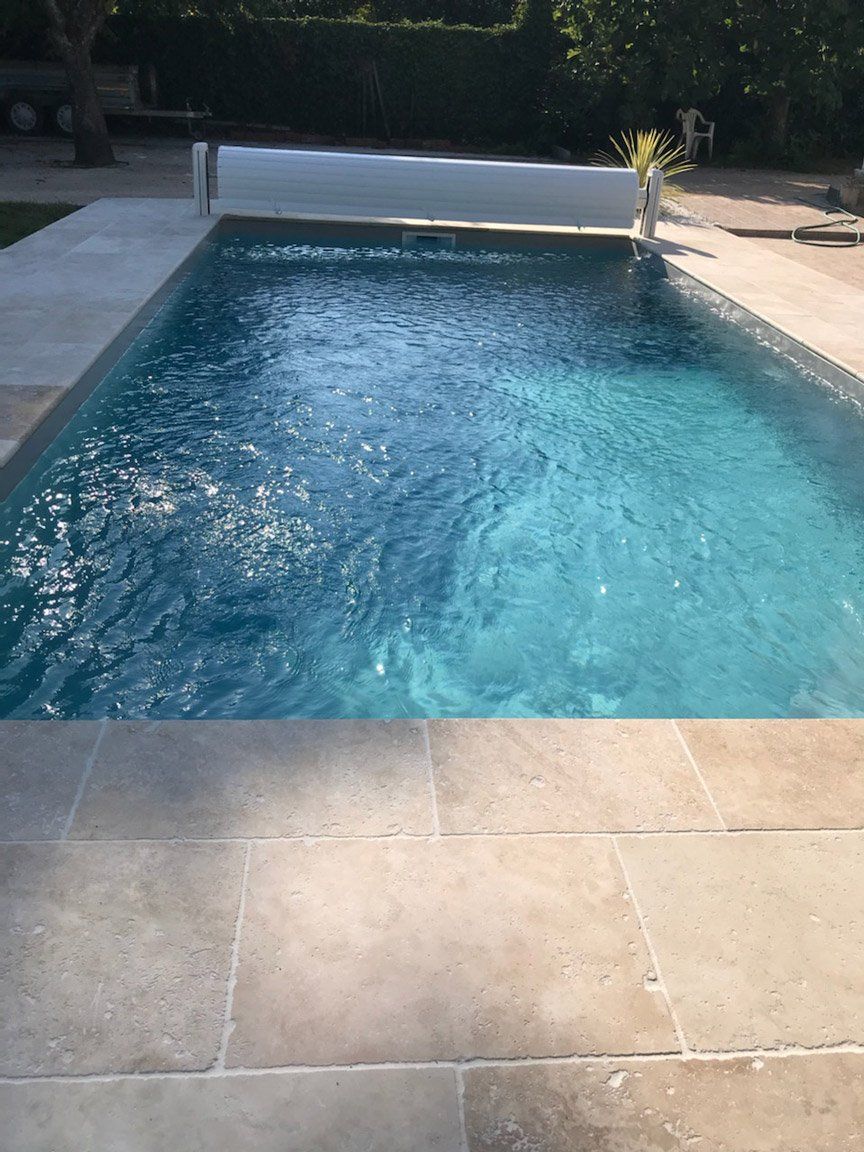 Piscine avec de l'eau un peu moins bleue