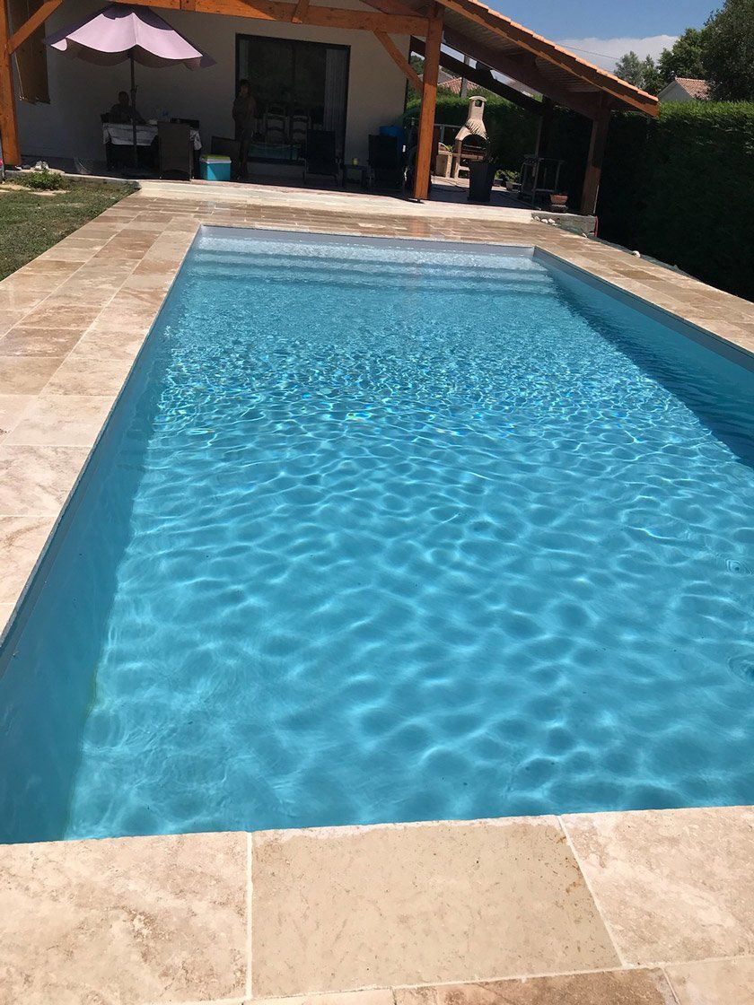 Piscine avec de l'eau bleue