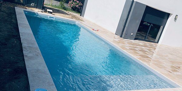 piscine avec de l'eau bleue et propre