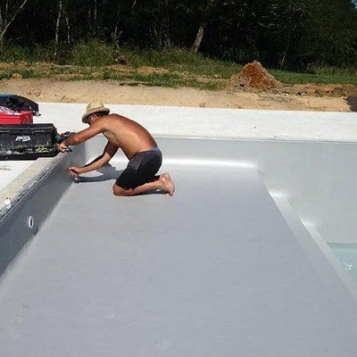 Pose d'un liner de piscine gris