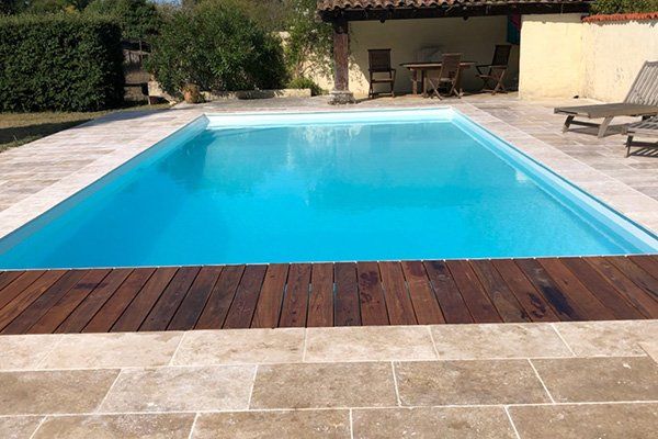 Piscine avec terrasse en bois et 2 transats