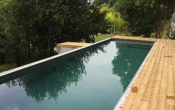 piscine avec terrasse en bois