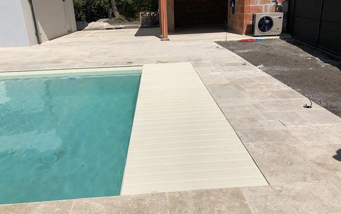 aménagement de bordure de piscine en pierre