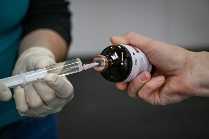 Ampulle wird mit Meizin gefüllt