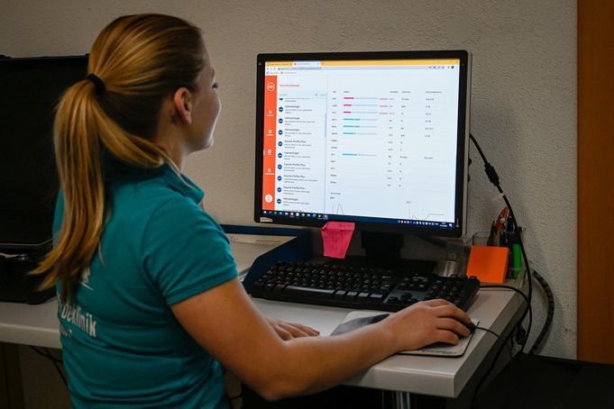 Mitarbeiterin wertet Ergebnisse m, Pc aus