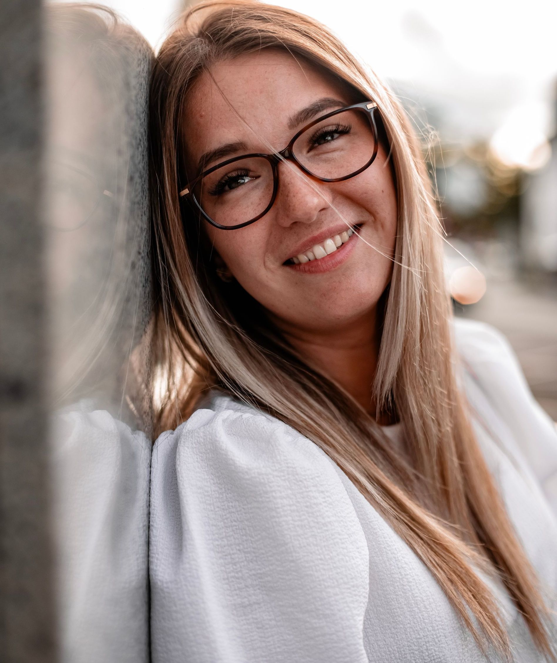 An Wand gelehnte Frau