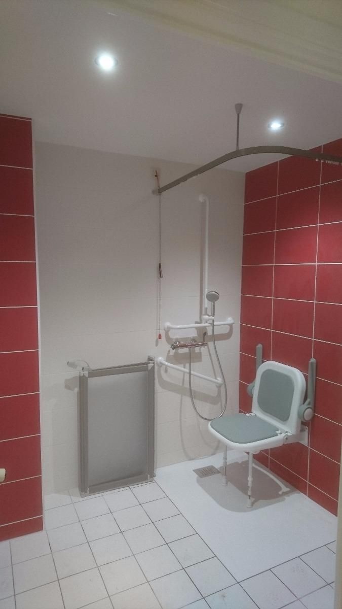 Douche avec paroi amovible