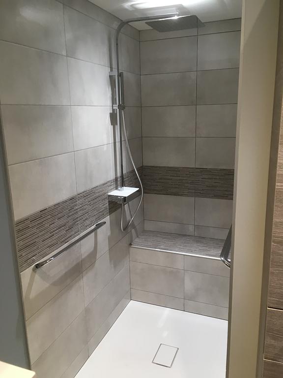 Colonne de douche avec plage de pose