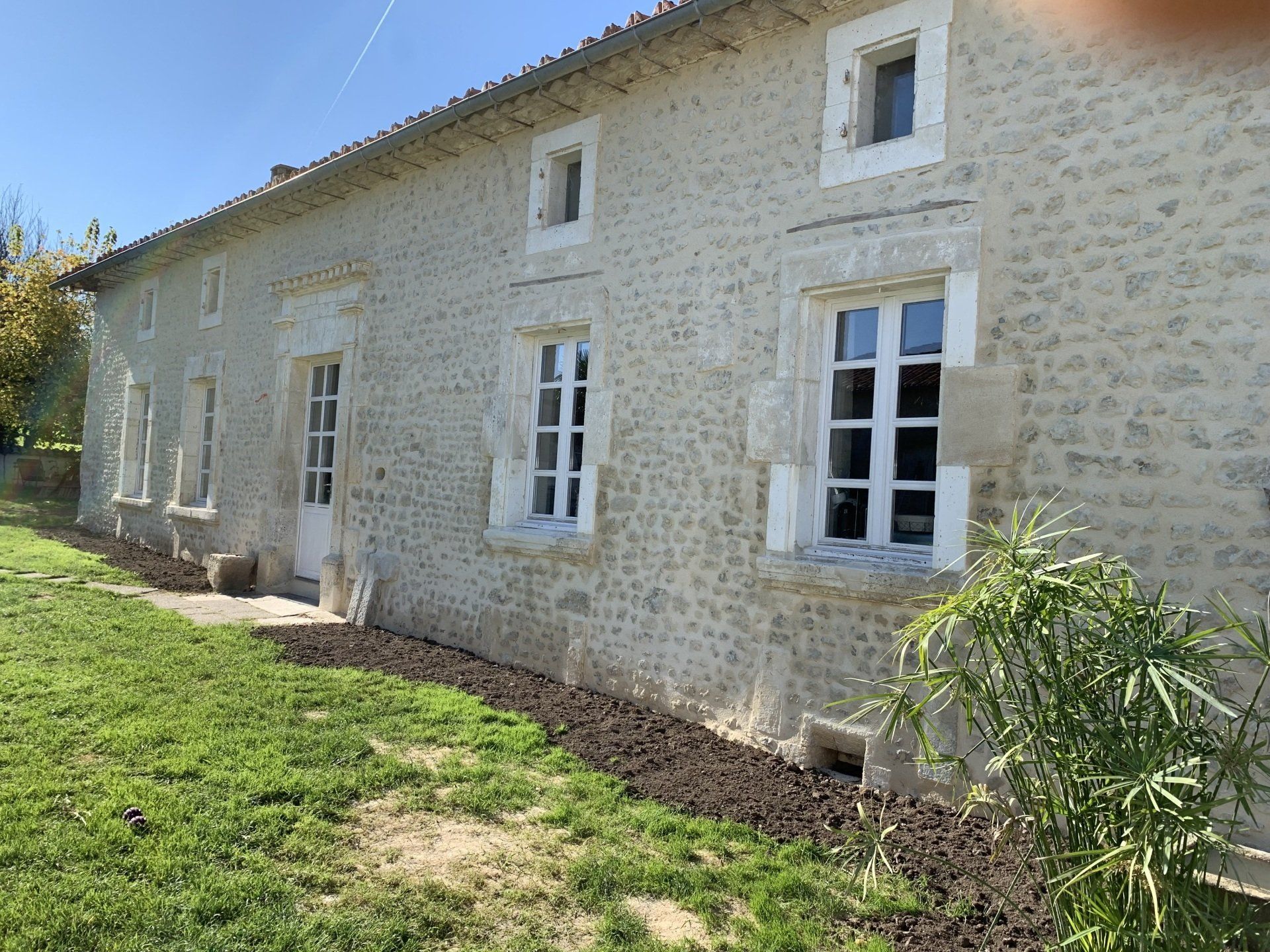 Façade en pierre rénovée