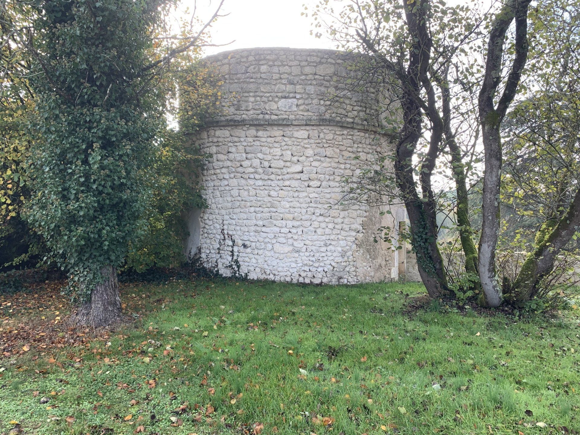 Tour en pierre rénovée