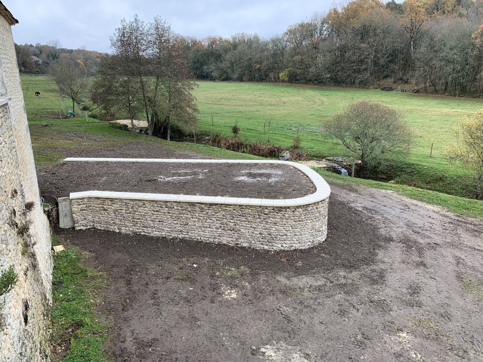 Aménagement extérieur avec muret