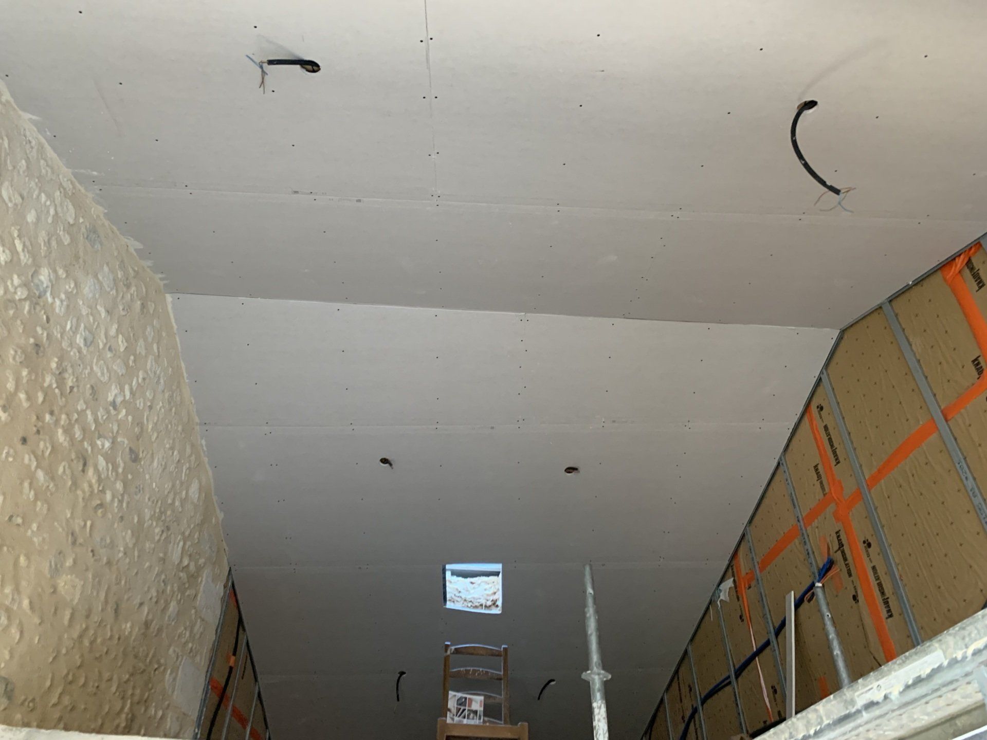 Pose de Placoplatre au plafond