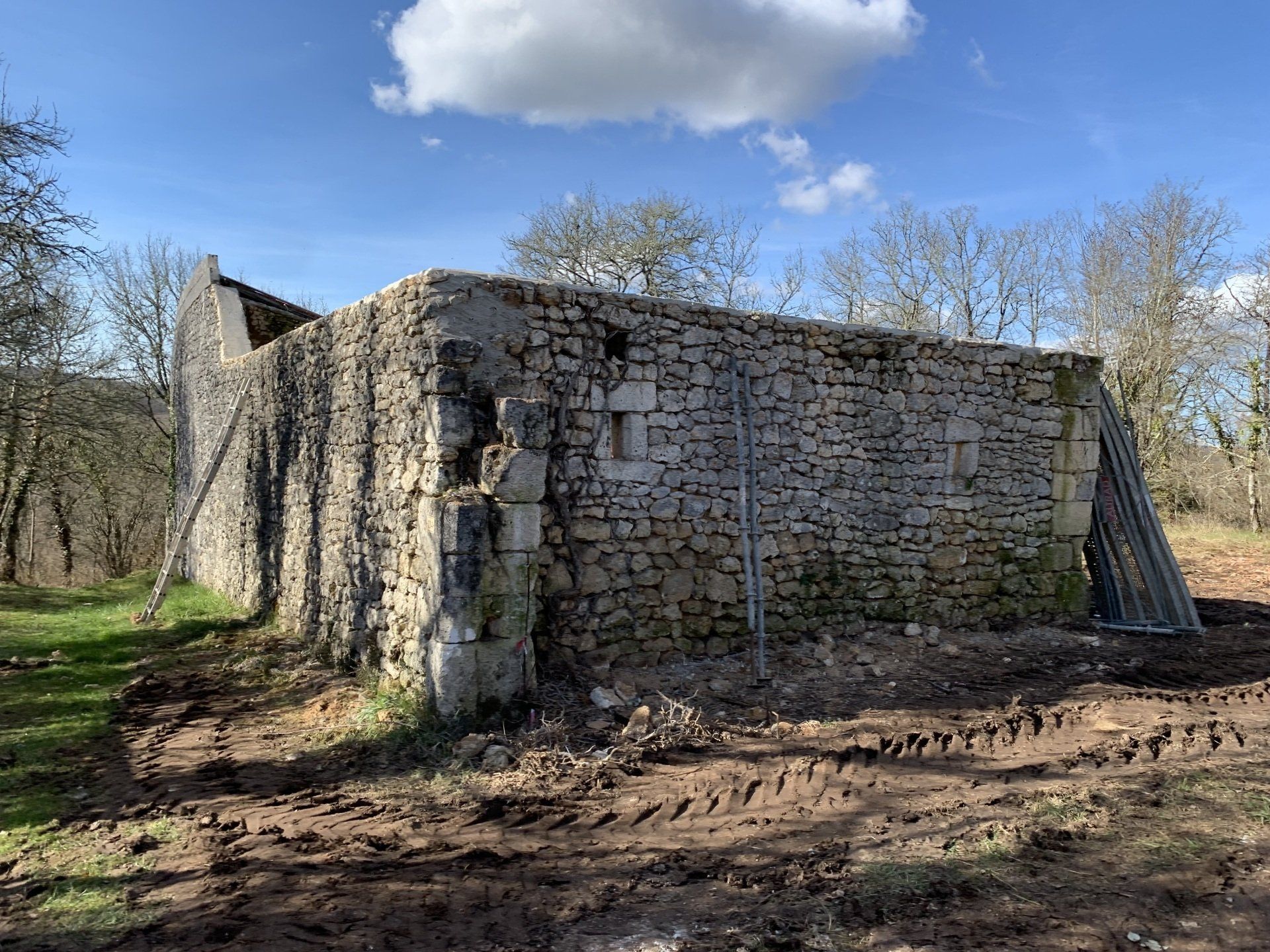 Mur en  pierre ancienne batisse