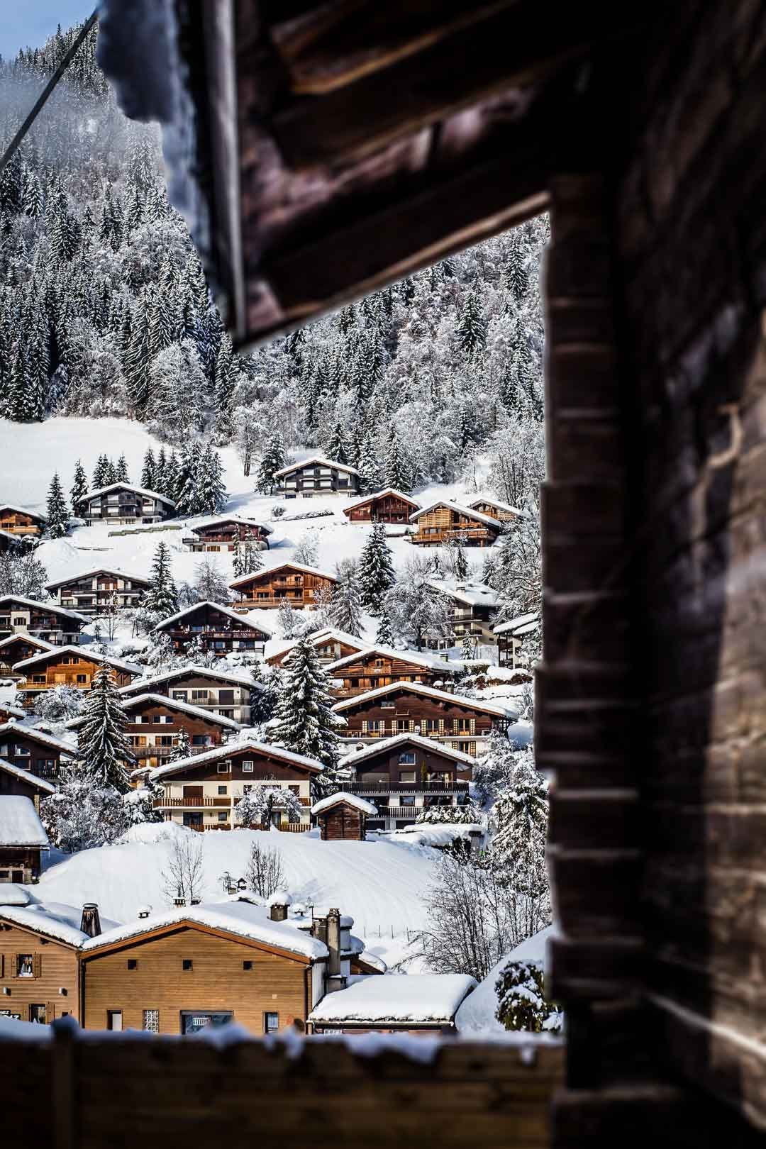 Vue d'un village en montagne l'hiver