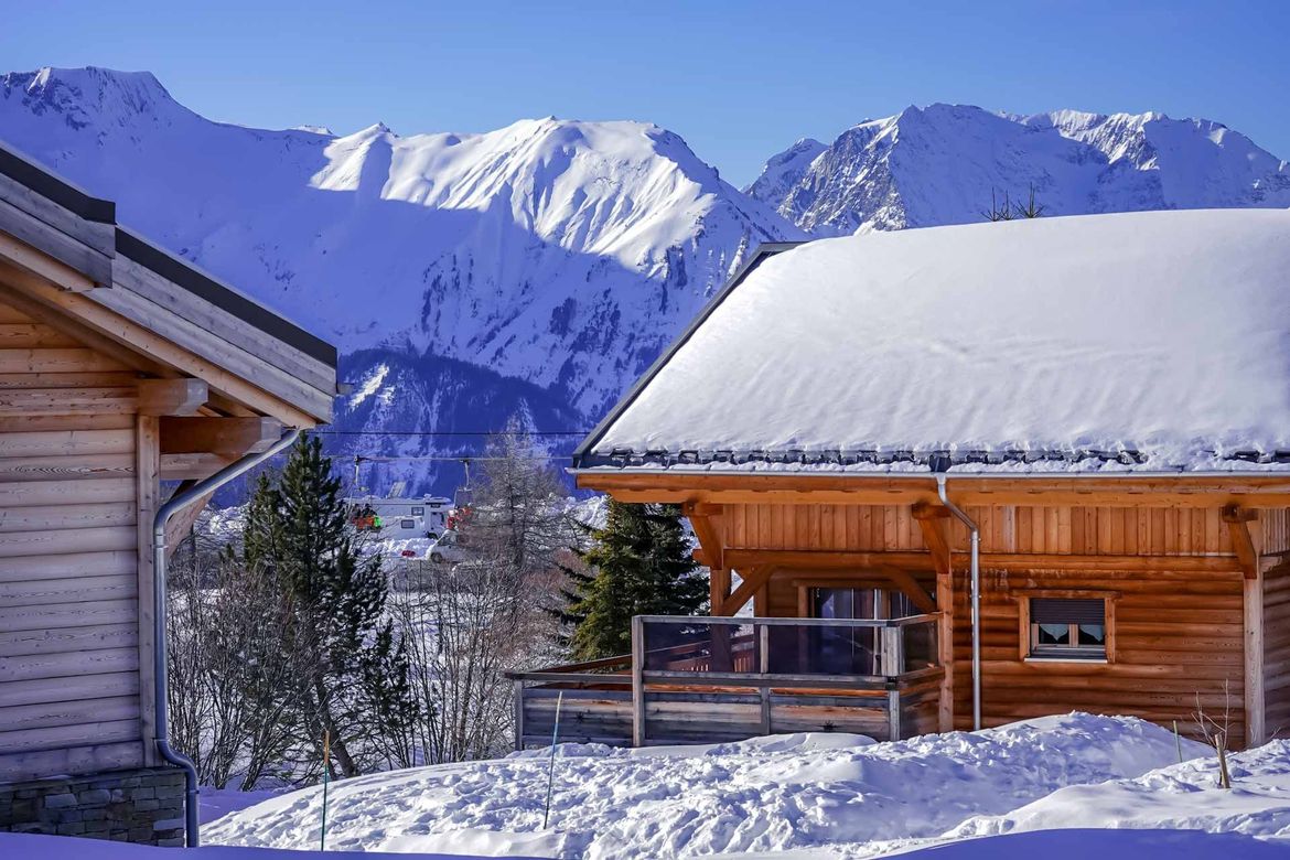 Un chalet dans les Alpes en plein hiver