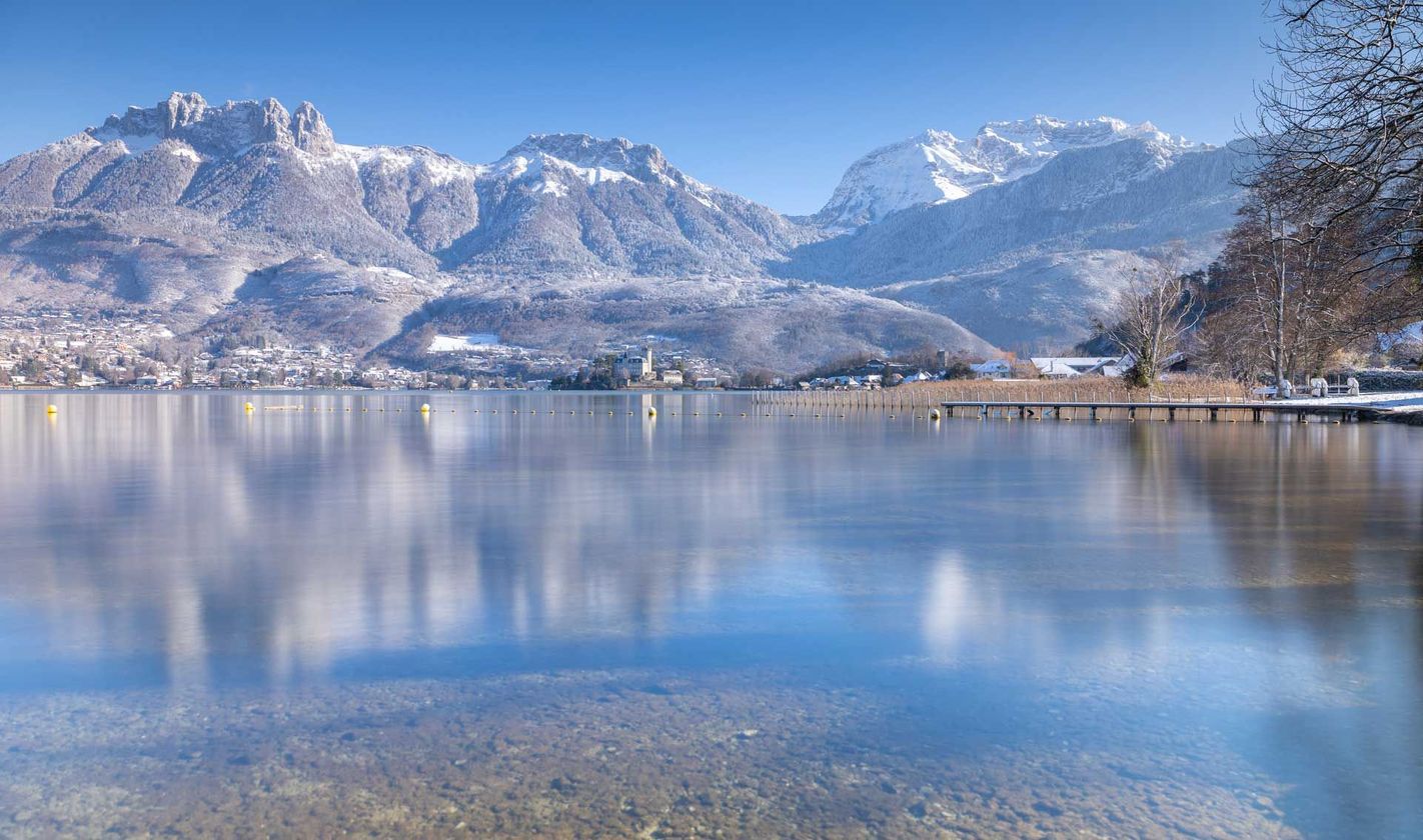 Vue du lac d'Annecy avec les montagnes se reflétant dans l'eau