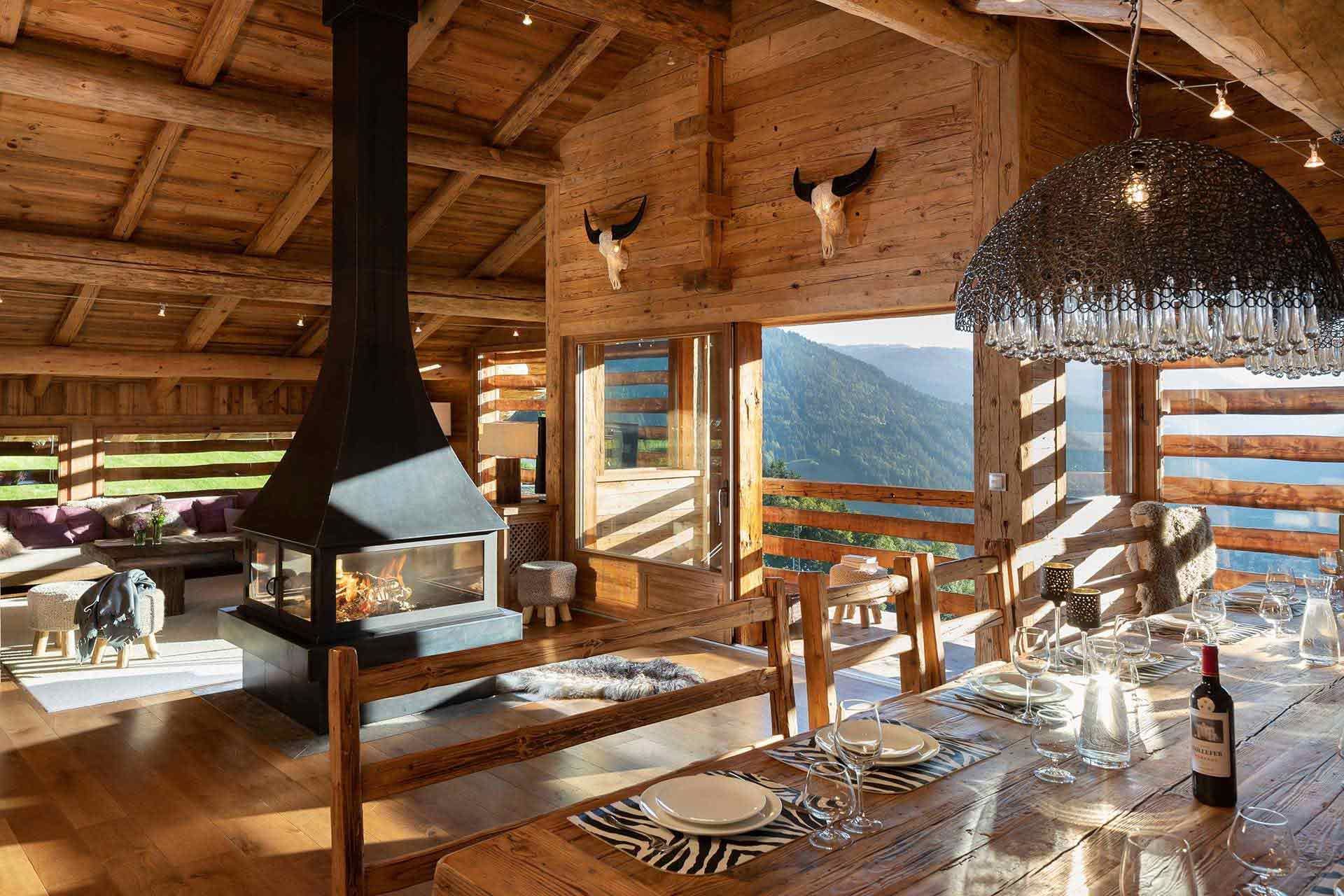 Intérieur d'un chalet en bois avec vue sur la montagne