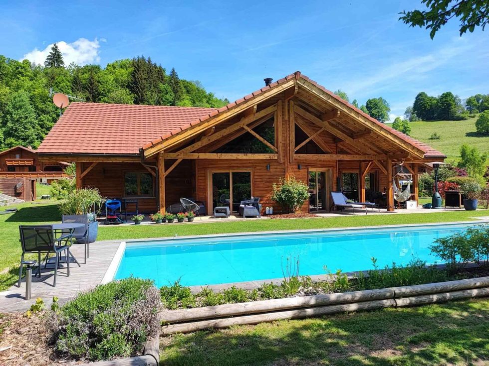 Joli chalet en été avec piscine