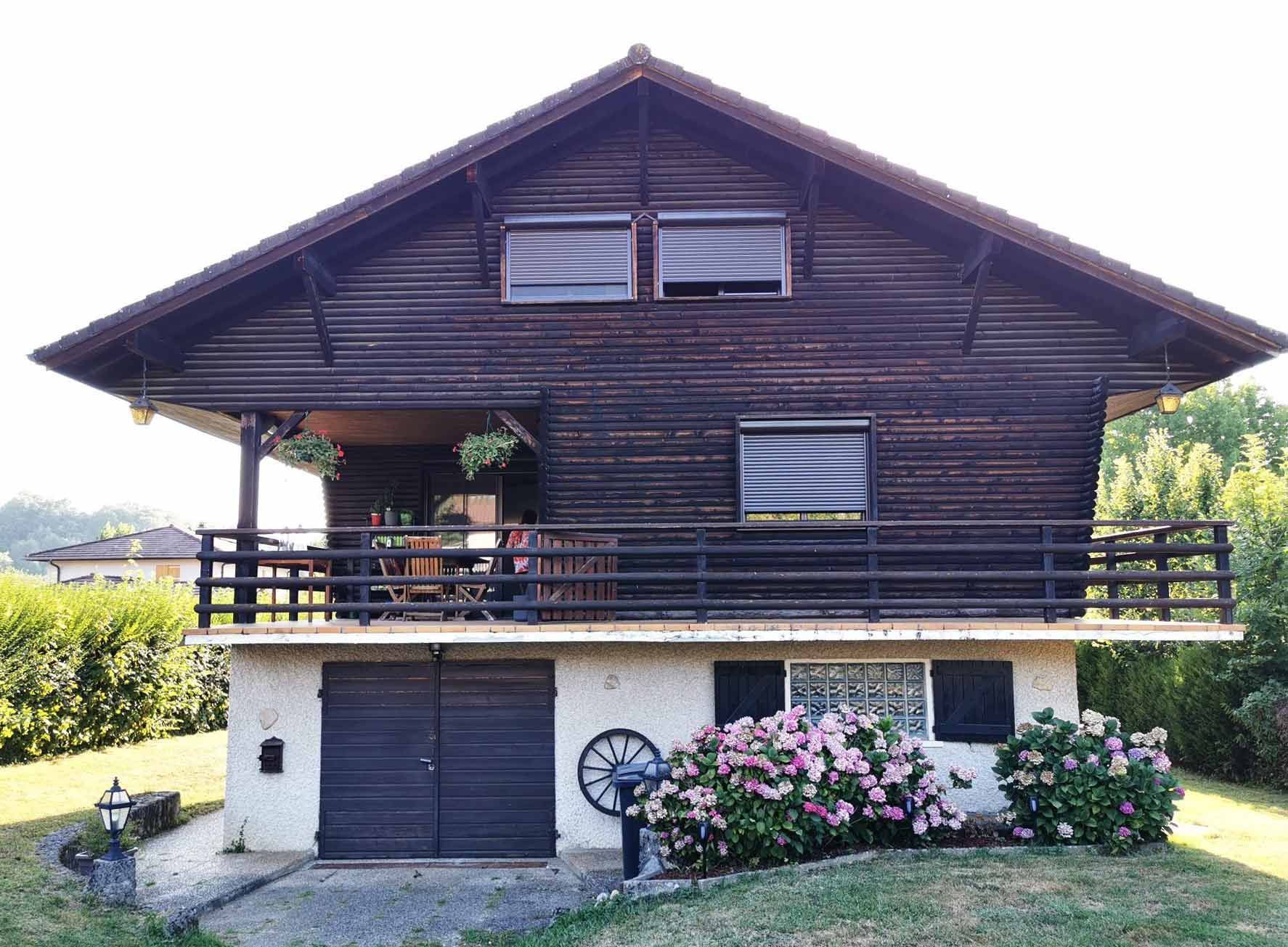 Chalet avec terrasse et façade en bois foncé