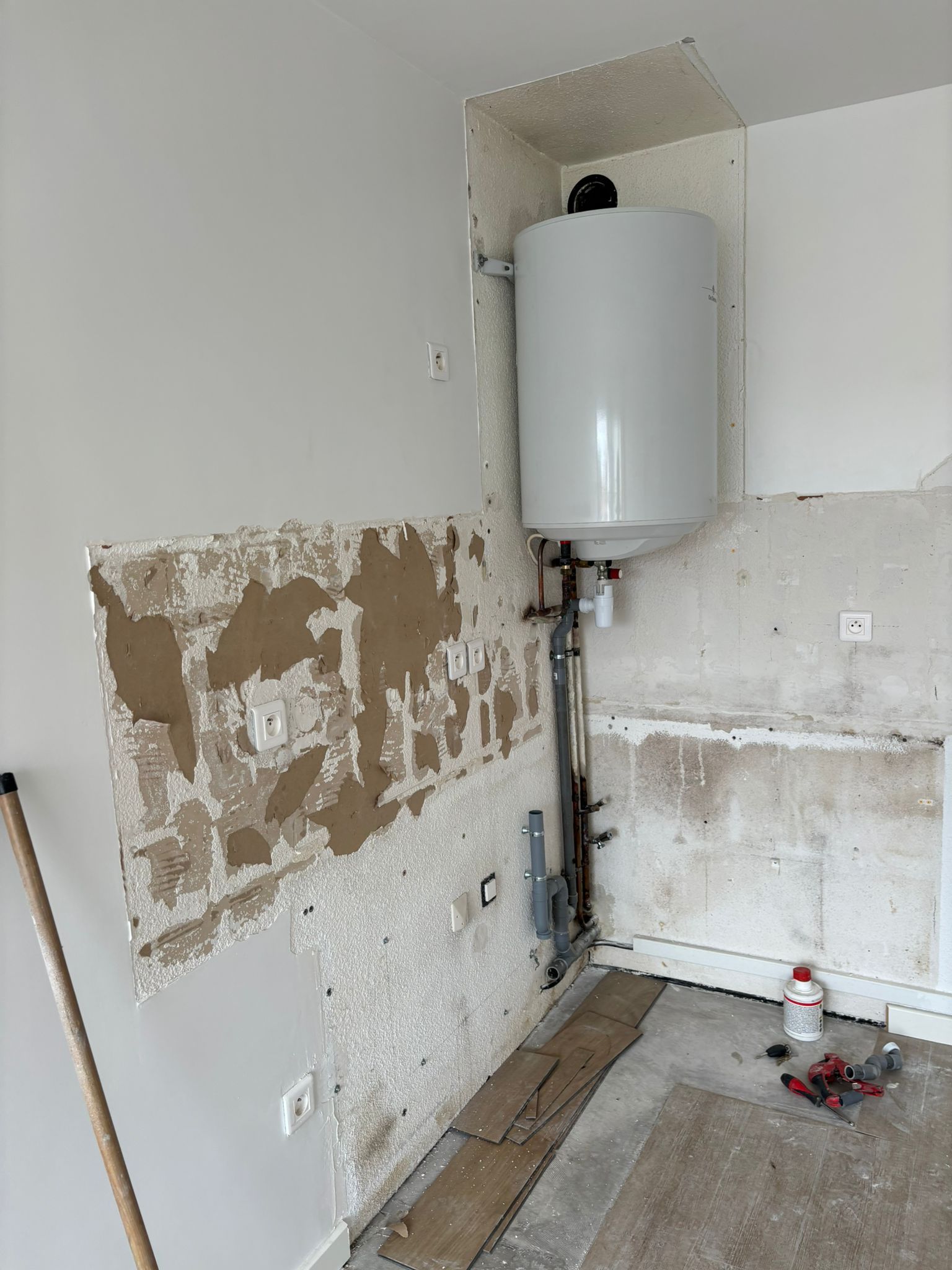 calentador blanco en una esquina