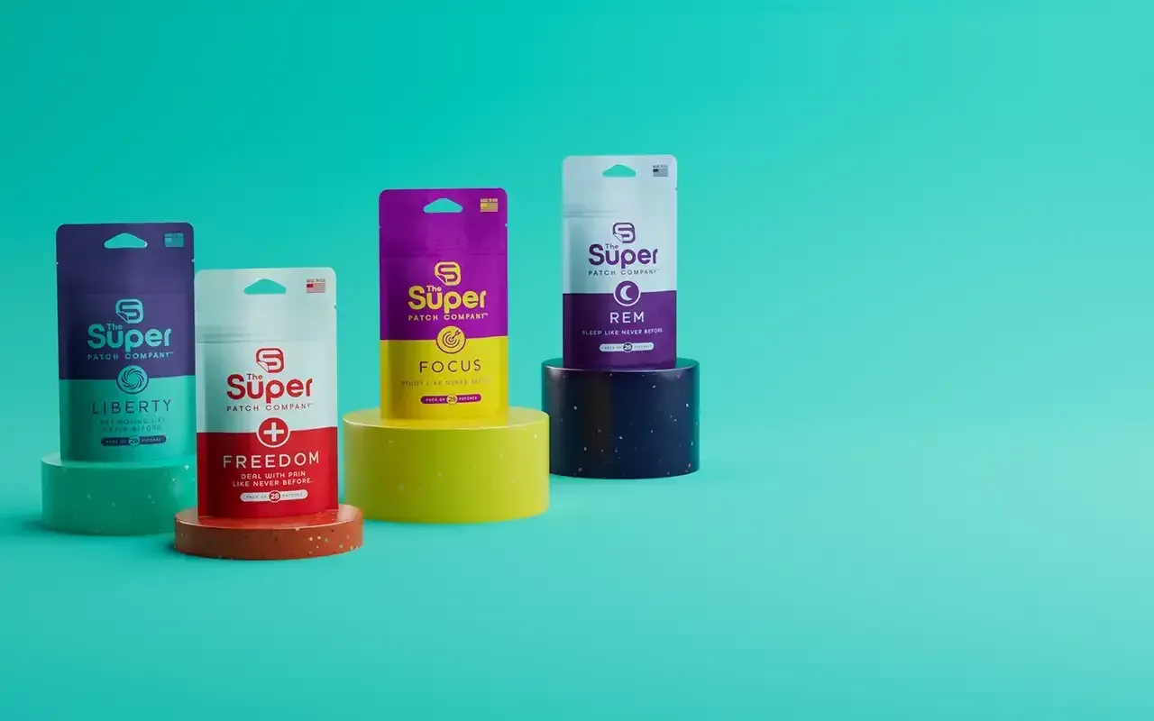 Un groupe de boîtes posées les unes sur les autres sur une surface bleue.