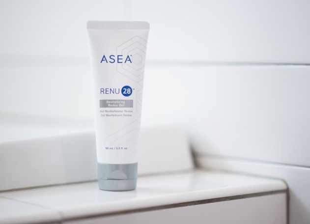 Un tube d'Asea Renji 20 est posé sur un comptoir