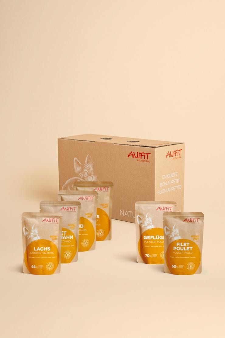 Une boîte de sacs de lait maternel posés les uns à côté des autres sur une table.