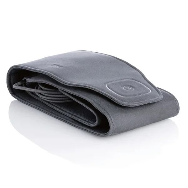 Un gros plan du visage d'une femme aux cheveux longs sur un fond bleu.