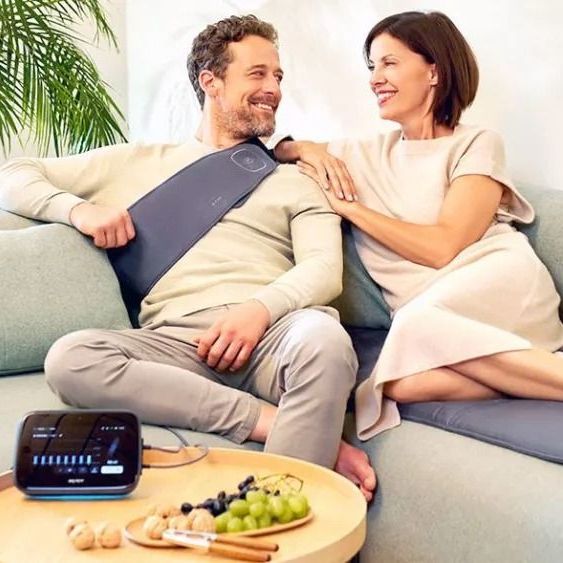 Un homme et une femme sont assis sur un canapé et se regardent