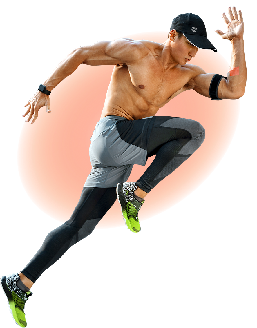 Un homme torse nu saute en l'air tout en courant.