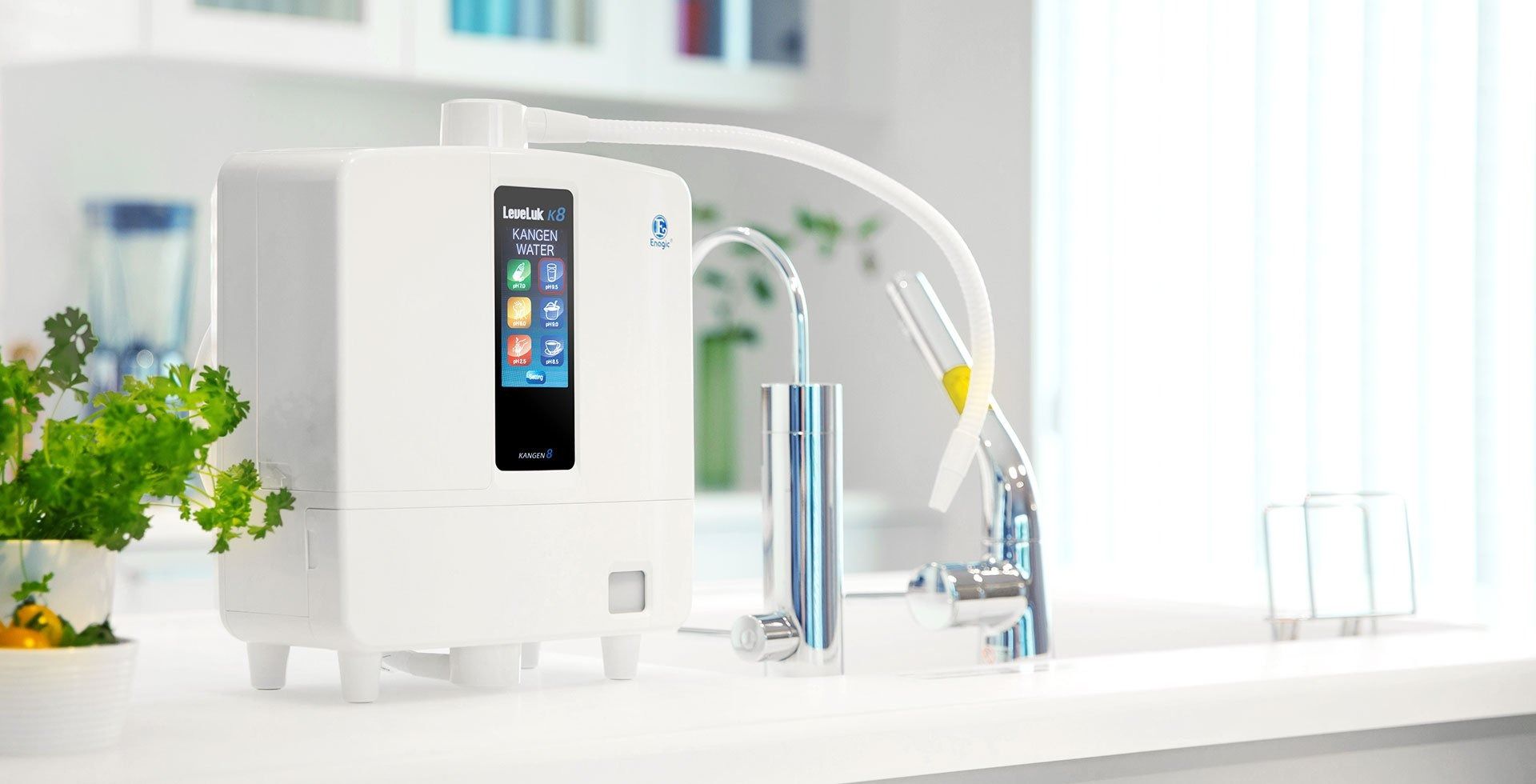 Un purificateur d'eau est posé sur un comptoir à côté d'un évier.