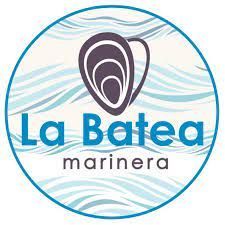El logotipo de la batea marinera es un círculo con olas y una ostra en el medio.