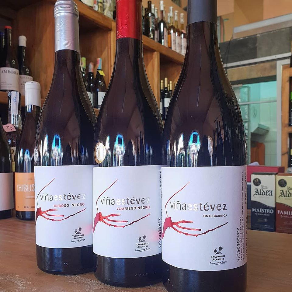 Tres botellas de vino Vina Stevez están alineadas sobre una mesa.