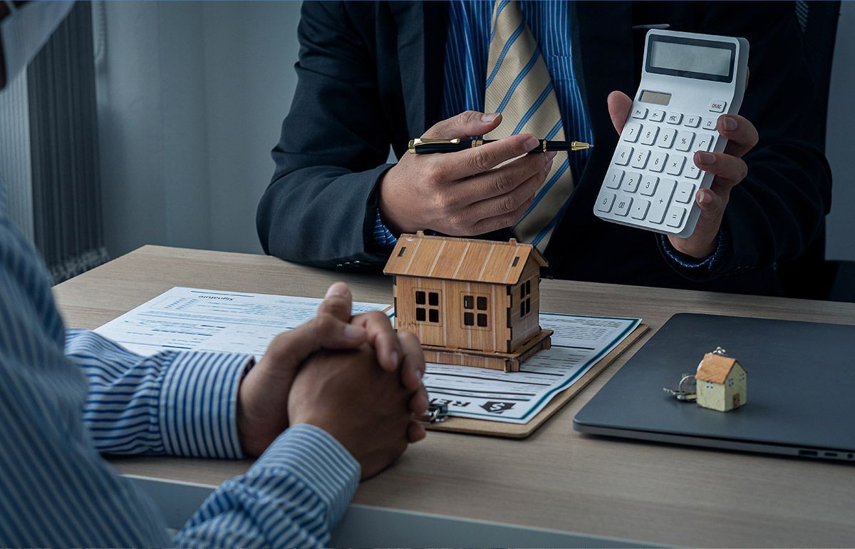 Agent immobilier présentant une calculatrice à un client