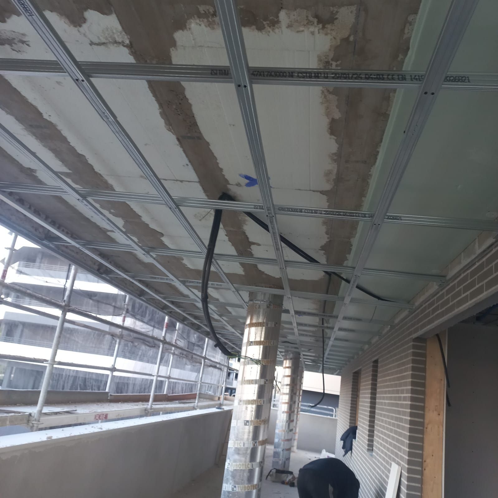 Una escalera cuelga del techo de un edificio.